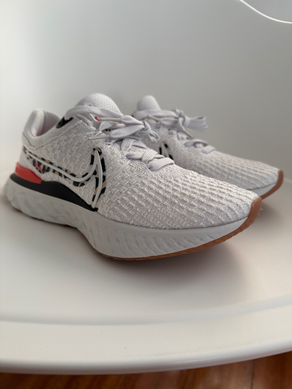 Nike White Athletic Running Shoes with Black and Coral Accents